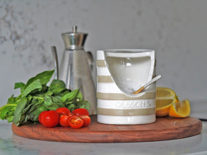 Salt pinch pot with spoon