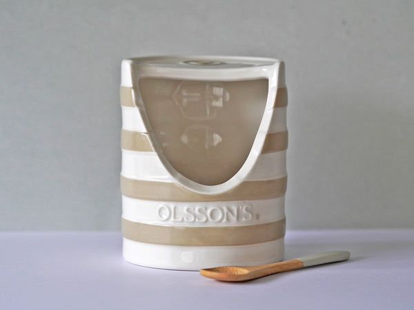 Salt pinch pot with spoon