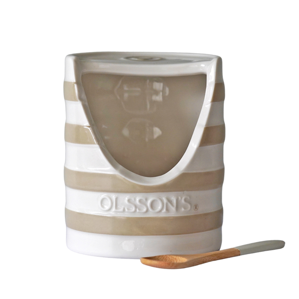 Salt pinch pot with spoon