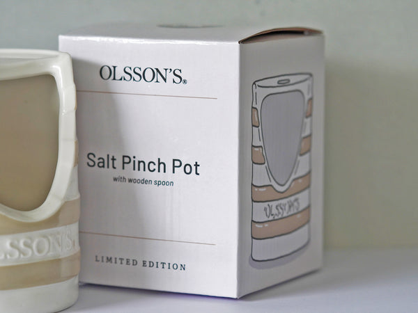 Salt pinch pot with spoon