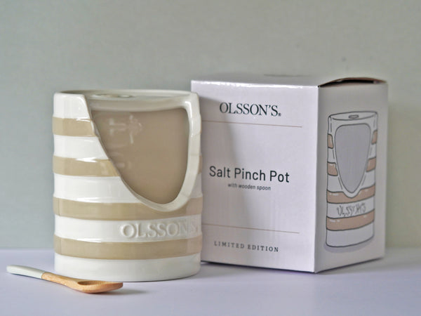 Salt pinch pot with spoon